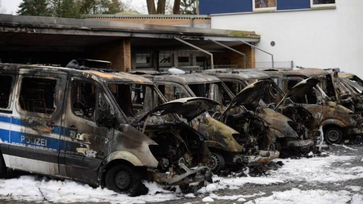 Auf dem Parkplatz einer unbesetzten Polizeistation in Bremen sind in der Nacht auf Dienstag sechs Streifenwagen abgebrannt. 