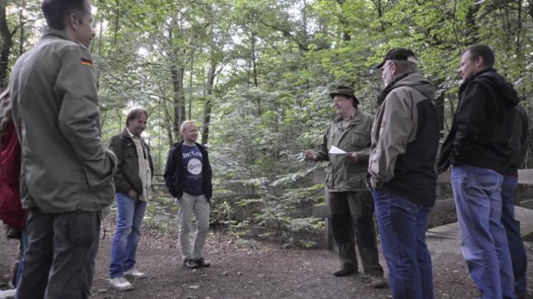 Auf in den Wald: Detlef Riedel (3. von rechts) führt den Runden Tisch Tiergarten durch Delmenhorsts Forst. Foto. Alexander Schnackenburg