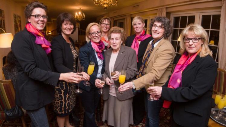 Feierten 50 Jahre Frauen Union (von links):  Frauke Wöhler, Astrid Grotelüschen, Christina Naujoks, Andrea Weider-Maier, die neue Ehrenvorsitzende Käthe Stüwe, Daniela Borgmann, Annette Schwarz und Dorothea Stelljes-Szukalski. 