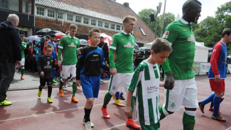 Präsentierten sich gut vor ihren Delmenhorster Fans: die Werder-Profis um Assani Lukimya (rechts). 