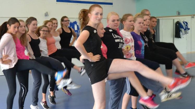 Beim Casting im Spiegelsaal des TSV Ganderkesee: In der ersten Reihe sind die Anwärterinnen, in der zweiten diejenigen, die bereits Tänzerinnen der Weiß-Blauen Funken sind. 