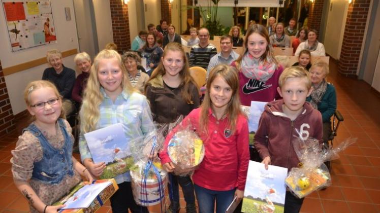 Siegerlächeln: Die Sieger und Platzierten der Lesewettbewerbe für die Klassen fünf bis acht bei der Plattdüütschen Week 2015  im Lichthof des Ganderkeseer Rathauses. 