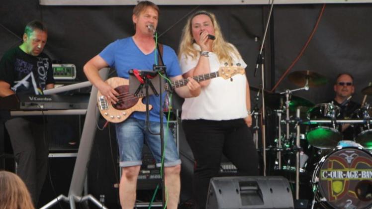 Bassist Volker Warskulat und Sängerylvia Jenssen suchten immer eng am Bühnenrand den Kontakt zum Publikum. 