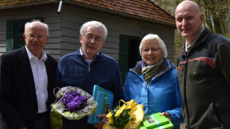 Gerold Sprung (links) und Jens Meier (rechts) bedankten sich bei Gerd Timmermann und Wiltrud Schauer ihre Vereinsarbeit. 