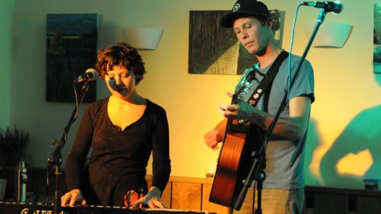 Im Klangkosmos zwischen Folk, Americana und Rock bewegten sich Barbara Luna und Mike Spine bei ihrem Konzert im Café Koppelschleuse in Meppen. 