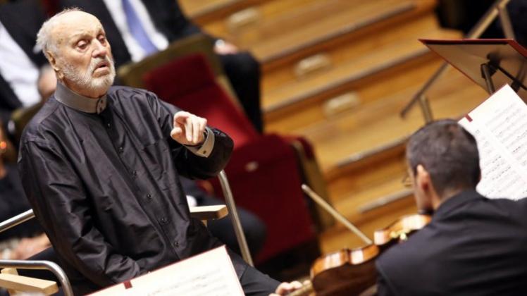 Im September 2013 hat Kurt Masur das Gewandhausorchester während der Verleihung des Mendelssohn-Preises im Gewandhaus zu Leipzig dirigiert. Archivfoto: Jan Woitas/dpa