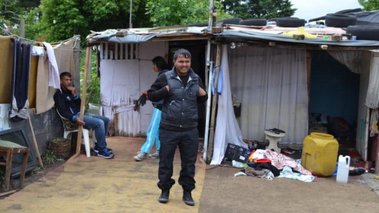 Brahim (vorne) in der Roma-Siedlung in Belgrad, seinem Zuhause. Sein Asylantrag in Deutschland wurde abgelehnt. 