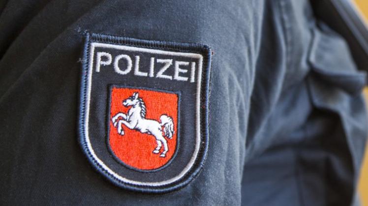 Die Polizei fahndet nach einem weißen Sattelzug, der in Aschendorf einen Rangierunfall verursacht hat. Symbolfoto: Michael Gründel
