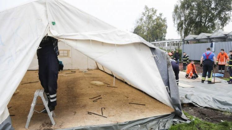 Seit Montag bauen Mitarbeiter der Johanniter-Unfall-Hilfe die nicht winterfeste Zeltstadt in der Landesaufnahmestelle für Flüchtlinge in Hesepe ab. 