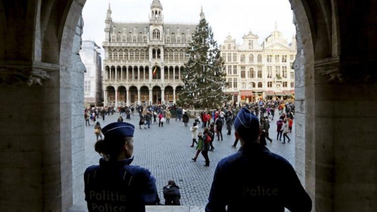 Auch am Grand Place im Zentrum von Brüssel sind die Sicherheitsvorkehrungen hoch. Mutmaßliche Terroristen wurden festgenommen. Sie sollen geplant haben, Silvesterpartys in den Belgien anzugreifen. 