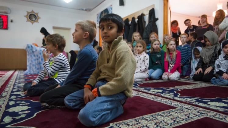 Anlässlich eines Besuches der DITIB--Moschee am Bienenschauer erhielten die Jungen und Mädchen aus St. Marien einen Einblick in religiöse Bräuche im Islam. 