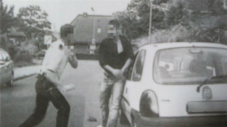 Die entscheidenden Screenshots aus dem Polizeivideo fehlten zunächst. Die Szenen beweisen, dass die Gewalt bei der Verkehrskontrolle von dem Streifenbeamten ausging – und nicht vom angeklagten Autofahrer. 