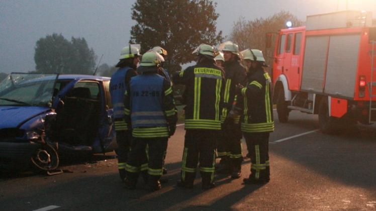 Am frühen Mittwochmorgen hat sich gegen 6.41 in Bookholzberg auf der B212 / Stedinger Straße in Richtung Berne ein schwerer Verkehrsunfall ereignet. 