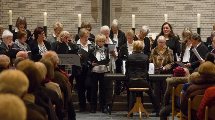 140 Sängerinnen und Sänger haben zusammen mit den Besuchern die Lutherkirche beim Quempassingen erklingen lassen. 