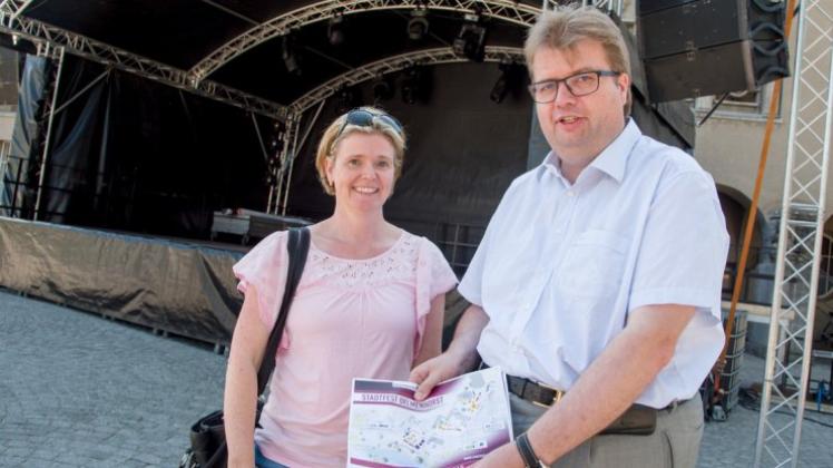 Veranstalter Carsten Borgmeier und Senior-PR-Beraterin Petra Wilts hoffen auf viele Besucher beim Stadtfest. 
