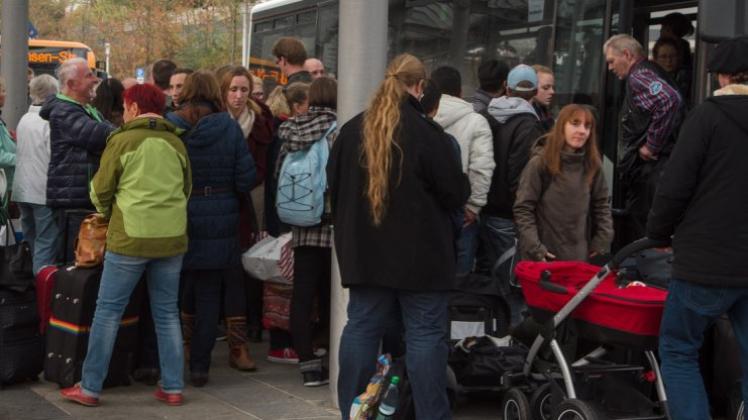 Am Delmenhorster ZOB drängten sich die Reisenden in die Ersatzbusse nach dem Zugunglück in Ganderkesee-Rethorn.. 