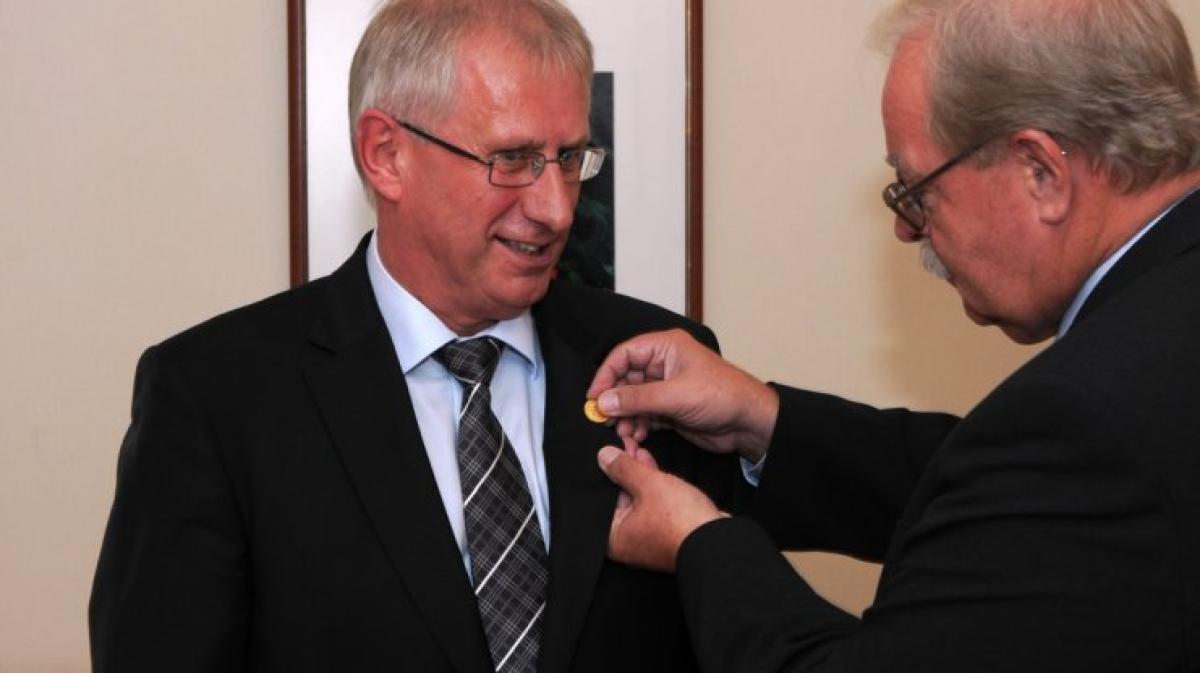 Volksbank SüdEmsland ehrt Bernd NOZ