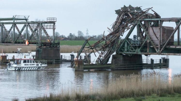 Deutsche Brückenexperten und Mitglieder der Wasserschutzpolizei haben bei Weener die bei einer Kollision mit einem Frachter zerstörte Friesenbrücke über die Ems begutachtet. Foto Lars Klemmer/dpa