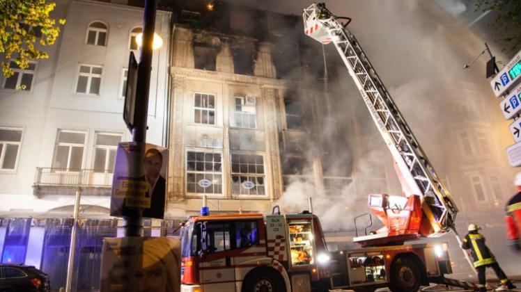 Feuerwehrleute löschen am 06.05.2015 einen Großbrand in der Innenstadt von Bremen. 