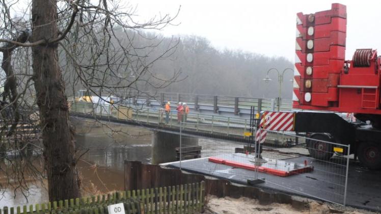 Eine Behelfsbrücke, die über die Hase führen soll, wird seit Mittwoch in Meppen-Bokeloh zusammengesetzt. 
