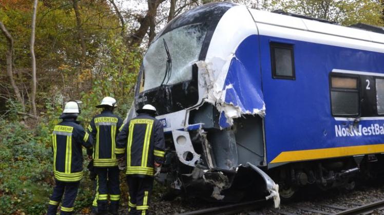 Nach dem Unfall an einem Bahnübergang im Kreis Oldenburg ist die Zugstrecke zwischen Oldenburg und Bremen am Freitag weiter gesperrt. 