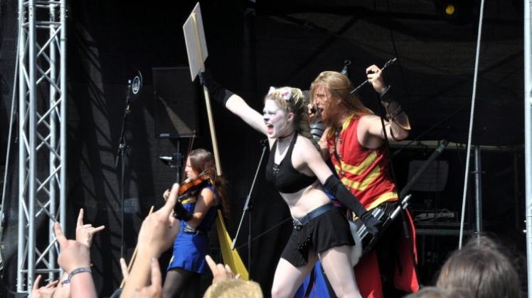 Aus Furcht, ihr Auftritt könnte massive Proteste verursachen, darf die wegen frauenfeindlicher Lieder kritisierte Band Feuerschwanz nicht beim Fairytale-Festival 2015 in Osnabrück auftreten. 