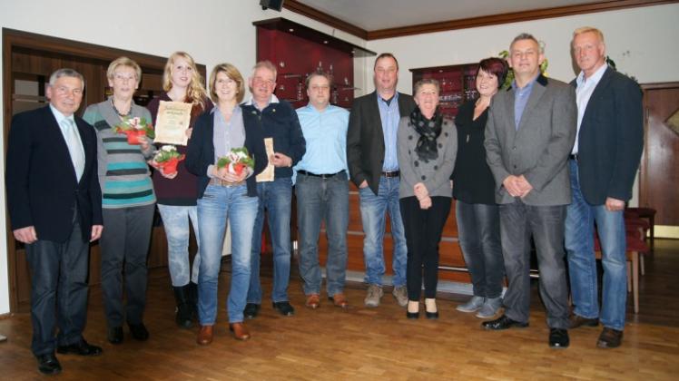 Der alte und der neue Vorstand des TuS Hasbergen gratulierte den Mitgliedern, die während der Jahreshauptversammlung geehrt wurden. 