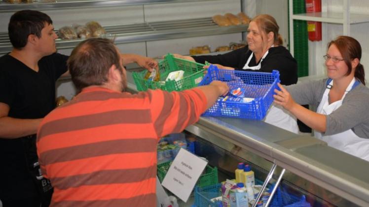 Zu den Kunden von Daniela Hemme (links) und Franziska von Wedelstädt in der Hauptstelle der Lingener Tafel gehören auch Flüchtlinge. 