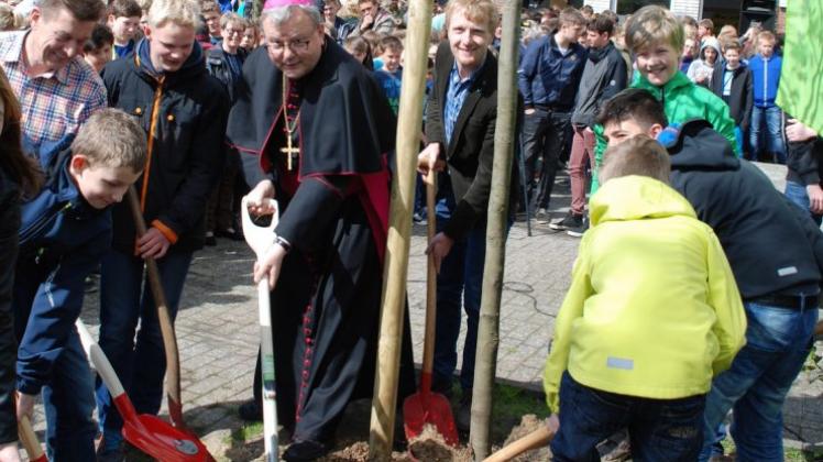 Eine Rotbuche hat Bischof Franz-Josef Bode (Vierter von links) zusammen mit Schülern gepflanzt. 