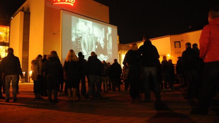 Mehr als 200 Zuschauer haben auf dem Kinovorplatz in Papenburg den Klassiker „Die Feuerzangenbowle“ gesehen. 