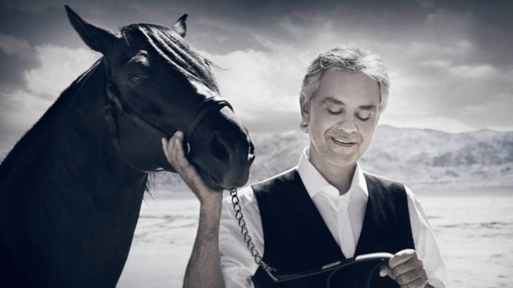 Ein Herz und eine Seele: Andrea Bocelli mit einem seiner andalusischen Hengste. Schon als Junge ritt der Tenor – sogar ohne Sattel. Foto:Universal