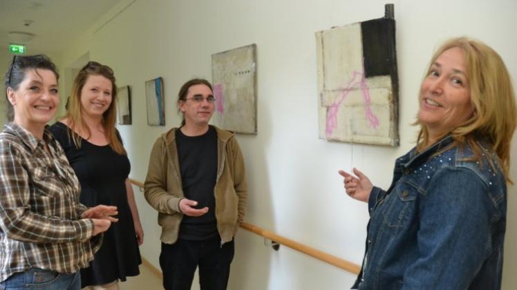Christian Plep diskutiert seine Werke mit den befreundeten Künstlerinnen (von links) Delia Nordhaus, Ruth E. E. Cordes und Elke Bührmann.