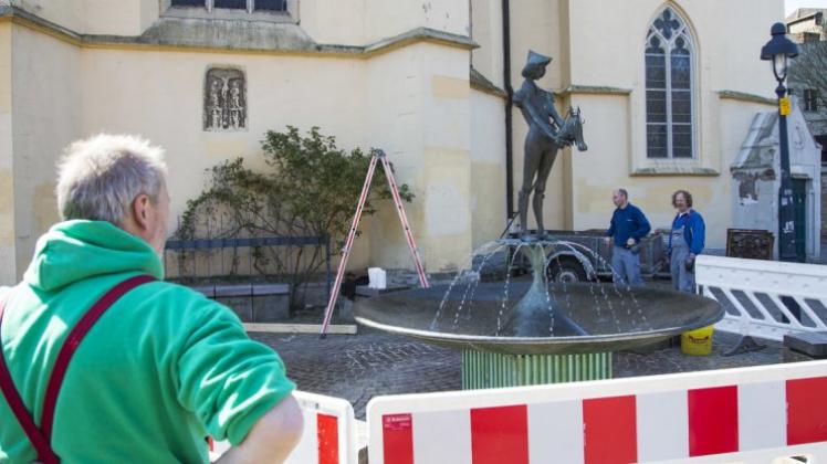 Er sprudelt und spritzt nun endlich wieder: Frisch restauriert wurde der Steckenpferdreiterbrunnen nun auf seinem neuen Platz hinter der Katharinenkirche aufgestellt. Fotos: Michael Gründel