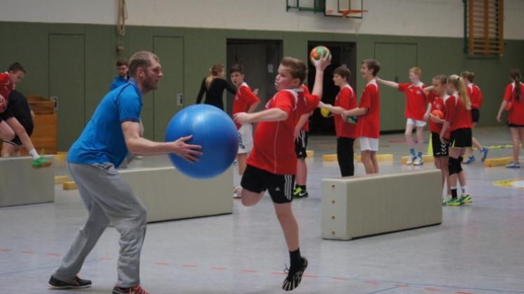 Training beim Weltmeister: Johannes Bitter (HSV Handball) übte gestern mit C- und D-Jugendlichen des TV Neerstedt. Training beim Weltmeister: Johannes Bitter (HSV Handball) übte gestern mit C- und D-Jugendlichen des TV Neerstedt.