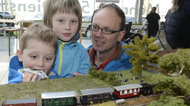 Faszinierend für Erwachsene wie Kinder: Tristan (4) und Therese (6) staunen mit ihrem Papa Andreas Hollefeld um die Wette. Fotos: Hermann Pentermann