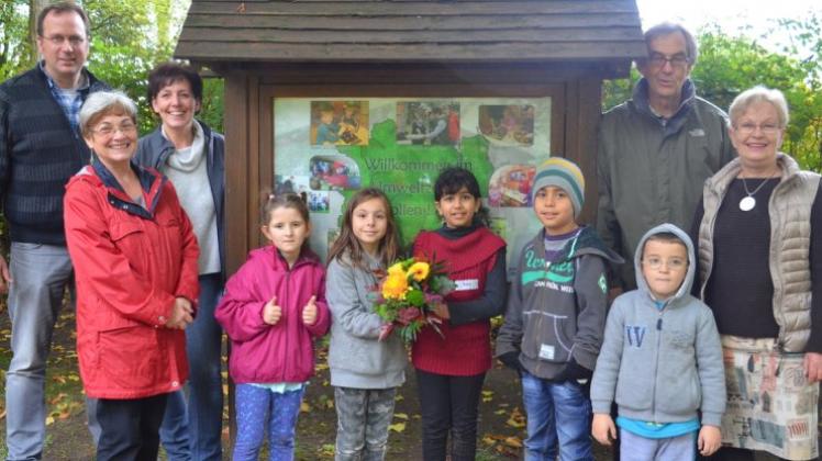 Die Förderer des Sprachlerncamps besuchten am Donnerstag die Kinder im Regionalen Umweltzentrum (RUZ) Hollen. 