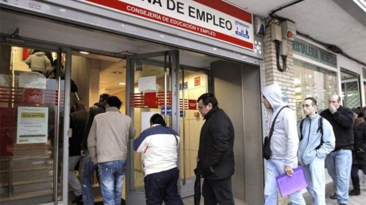 Arbeitssuchende stehen in Madrid an. 