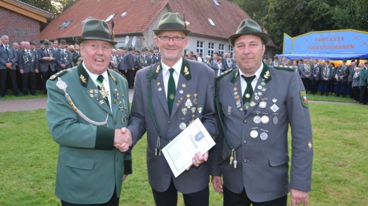 Bei Schützenfest 2015 des SV Bergedorf ehren Schützenbundpräsident Heino Brackhahn (links) und Vereinsvorsitzender Detlef Kupner (rechts) für 40 Jahre im Verein den Schützenbruder Rainer Garms (Mitte). Bei Schützenfest 2015 des SV Bergedorf ehren Schützenbundpräsident Heino Brackhahn (links) und Vereinsvorsitzender Detlef Kupner (rechts) für 40 Jahre im Verein den Schützenbruder Rainer Garms (Mitte).
