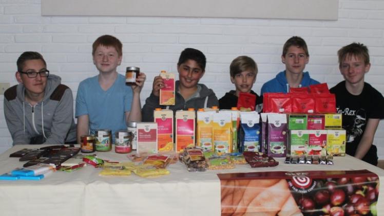 Fair gehandelte Produkte präsentieren diese Oberschüler aus Salzbergen anlässlich des Fairtrade-Projekttags. 