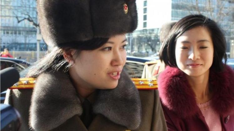 Hyon Song-wol (L), Chefin der nordkoreanischen Band Moranbong, bei ihrer Ankunft in Peking. 
