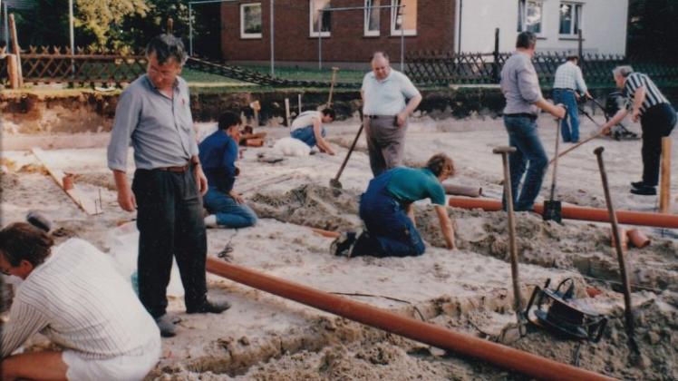 Im Juli 1990 betätigten sich die Mitglieder des SV Bookholzberg als Handwerker.  