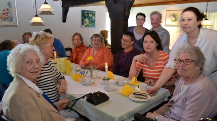 Pächterin Ulla Böhm-Lehr (hinten links) und die ehemalige Chefin Hilde Loewenstein (hinten rechts) feierten mit Gästen den 15. Geburtstag des rustikalen Cafés in Hohenböken. 