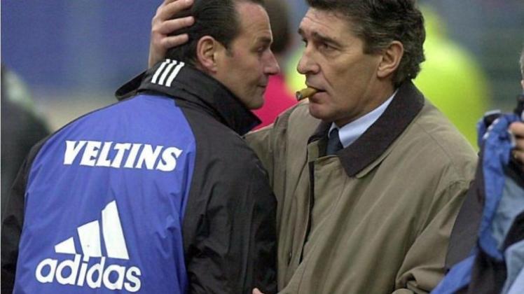 Huub Stevens und Manager Rudi Assauer (r) waren die starken Männer auf Schalke. 