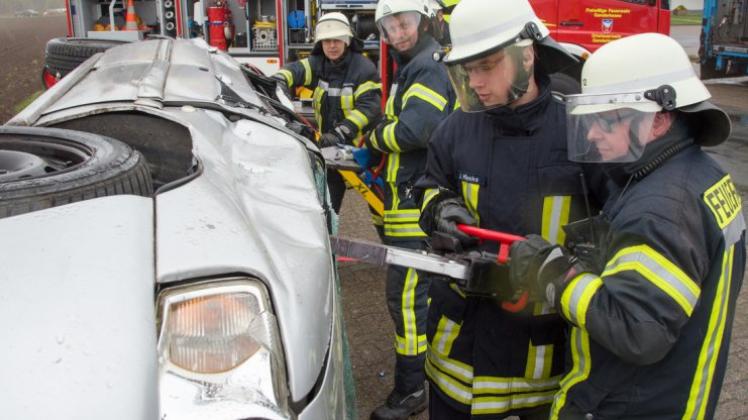 Ganderkeseer Feuerwehrleute demonstrieren auf der Gewerbeschau an einem Autowrack den Einsatz hydraulischer Blechscheren und Spreizer. 