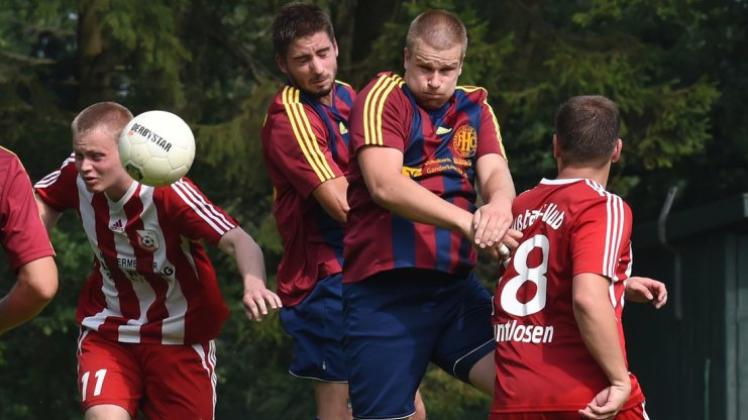 Gemeinsam zum Kopfball: Die Huder Thees Haasse und Michael Schatke (Mitte) haben die Lufthoheit gegenüber den Huntlosern Andreas Logemann (links) und Malte Bolling (rechts). 