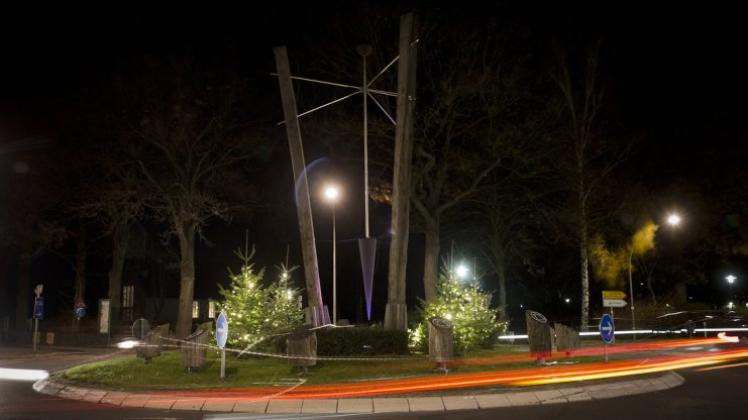 Der Kreisel im Ortskern von Wissingen ist mit Tannen und Lichterketten geschmückt und bietet adventliche Stimmung für die Autofahrer. 
