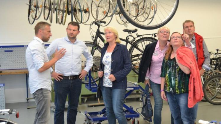 Betriebsleiter Stefan Martens (links) führt die CDU-Besucher Ansgar Focke, Christine Ullrich, Karin Riebold, Cindy Klüner und Karl-Heinz Riebold (von links) durch die Fahrradwerkstatt. 