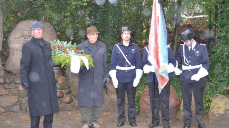 Fritz Witte und Harm Lange vom Orts- und Heimatverein Ganderkesee haben den Kranz zum Ehrenmal an der Mühlenstraße getragen.  