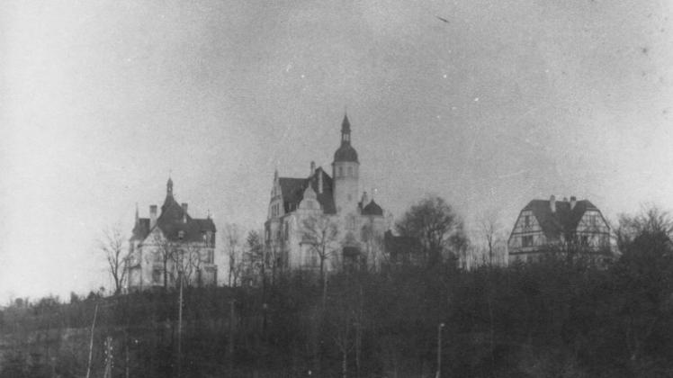 Ansicht von Westen vor 1939: (von links) Villa Robert Stahmer, Villa Ernst Stahmer, altes Kutscherhaus. 