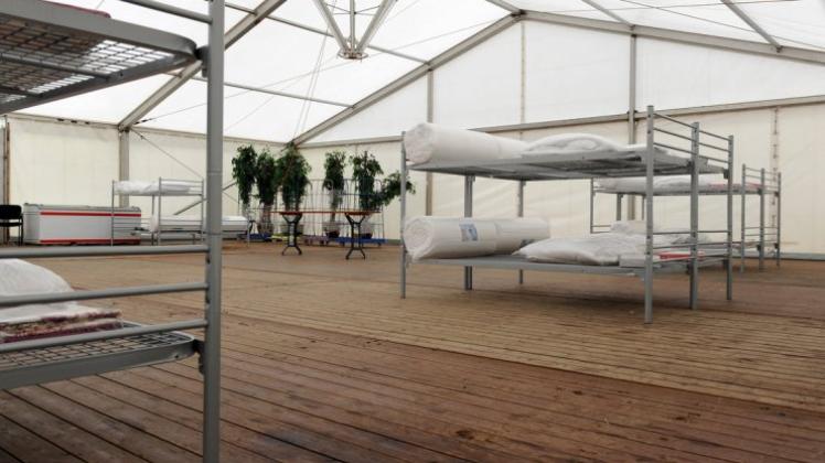 Noch sind die Zelte nicht komplett eingerichtet. Die ersten Betten und einige Grünpflanzen stehen aber bereits darin. 
